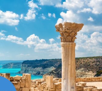 Скільки триває політ на Кіпр з Польщі?